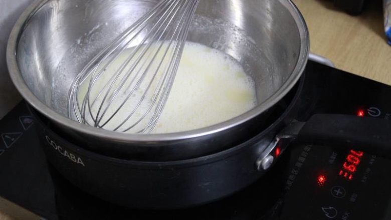 牛奶戚风卷&迷你戚风~ UKOEO风炉制作,隔水加热，边加热边搅拌至烫手的程度。但不要沸腾。