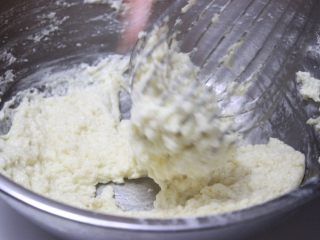 牛奶戚风卷&迷你戚风~ UKOEO风炉制作,用打蛋器Z字搅拌均匀。
