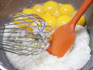 牛奶戚风卷&迷你戚风~ UKOEO风炉制作,把10个蛋黄加入第七步。