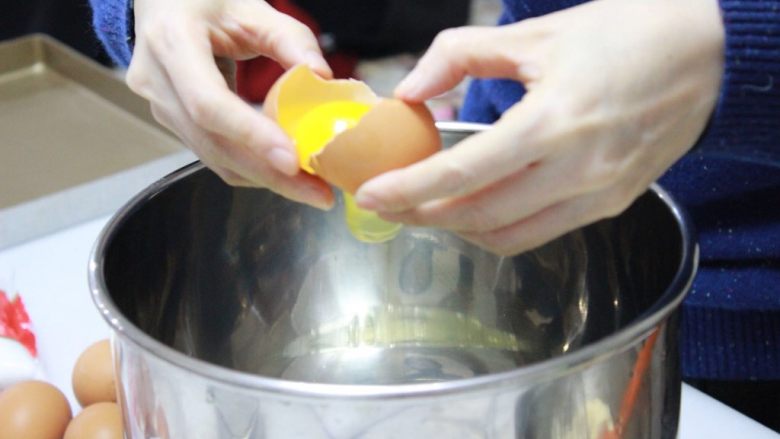 牛奶戚风卷&迷你戚风~ UKOEO风炉制作,分离蛋白蛋黄。