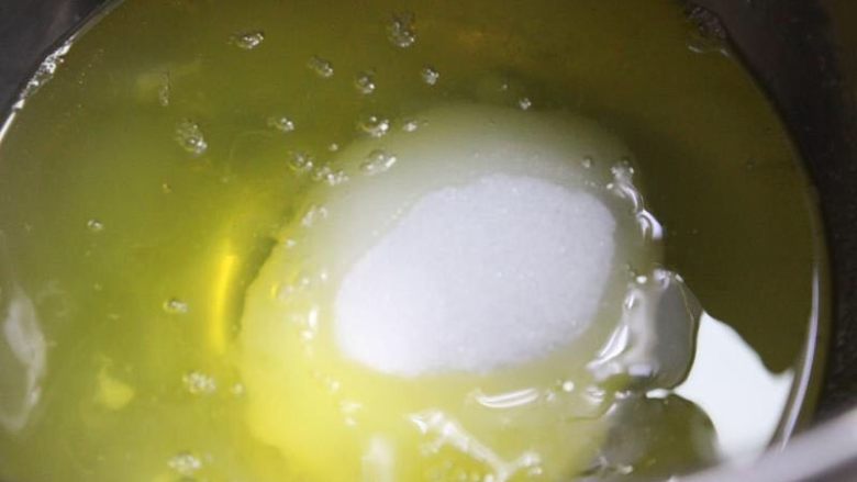牛奶戚风卷&迷你戚风~ UKOEO风炉制作,蛋白滴入几滴新鲜柠檬汁，一次性加入135克细砂糖。