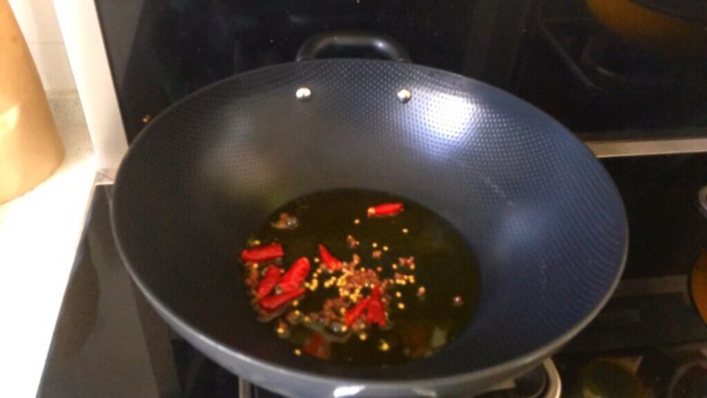 醋溜白菜,油烧热后倒入花椒、辣椒爆香