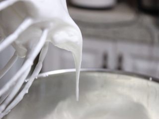 牛奶戚风卷&迷你戚风~ UKOEO风炉制作,拉起打蛋头长弯钩，看起来很细腻稳定。