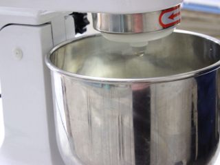 牛奶戚风卷&迷你戚风~ UKOEO风炉制作,厨师机高速搅拌。
