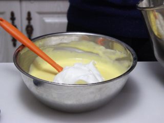 牛奶戚风卷&迷你戚风~ UKOEO风炉制作,取一刮刀蛋白霜加入蛋黄糊。