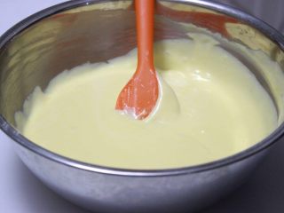 牛奶戚风卷&迷你戚风~ UKOEO风炉制作,用刮刀切拌均匀，也可以用打蛋器搅拌，效率更快。