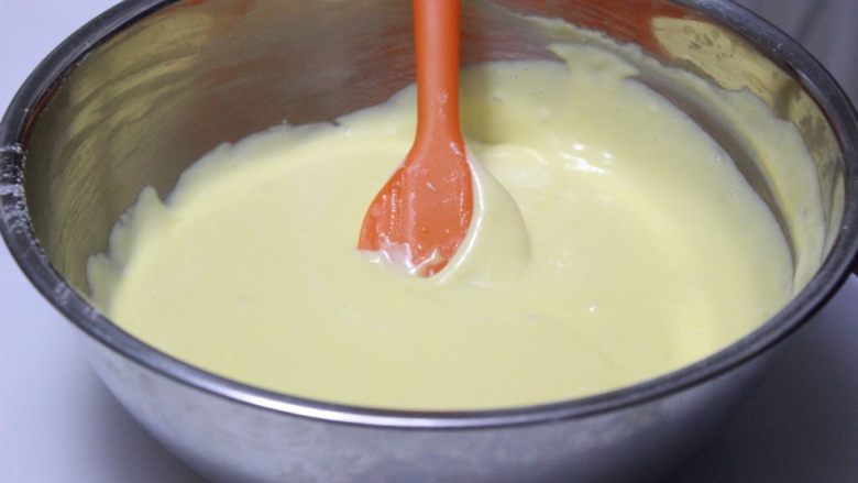 牛奶戚风卷&迷你戚风~ UKOEO风炉制作,用刮刀切拌均匀，也可以用打蛋器搅拌，效率更快。