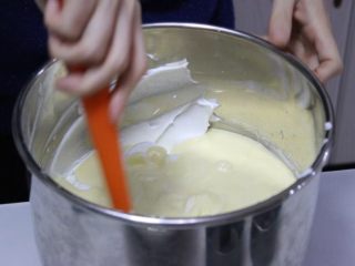 牛奶戚风卷&迷你戚风~ UKOEO风炉制作,把蛋黄糊倒入剩下的蛋白霜内。