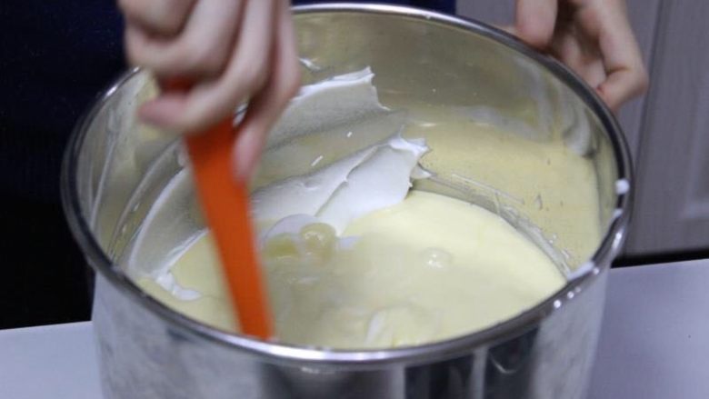 牛奶戚风卷&迷你戚风~ UKOEO风炉制作,把蛋黄糊倒入剩下的蛋白霜内。