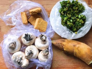 三鲜雪笋蘑菇,菜场里购买的食材