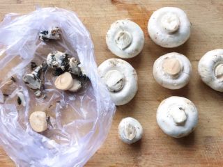 三鲜雪笋蘑菇,首先处理蘑菇，切掉尾部