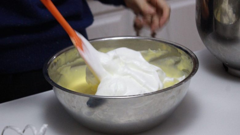 牛奶戚风卷&迷你戚风~ UKOEO风炉制作,再取一半蛋白霜加入蛋黄糊。