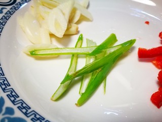 美味素菜之蚝油生菜,葱切成丝