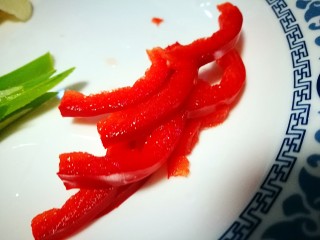美味素菜之蚝油生菜,红椒切成丝