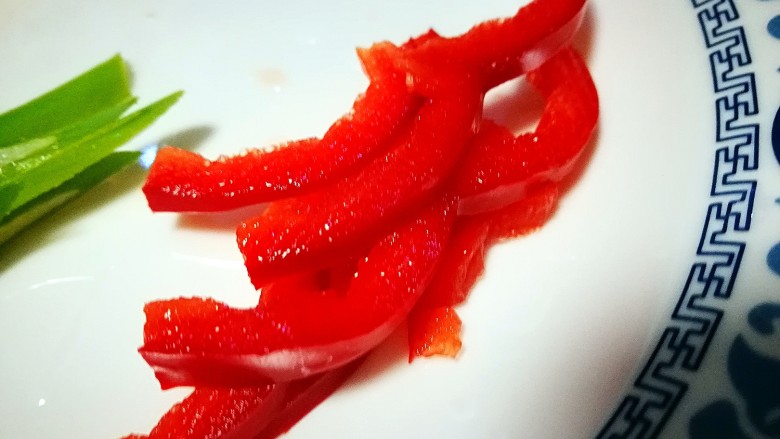 美味素菜之蚝油生菜,红椒切成丝