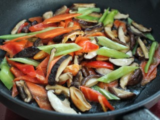 杂蔬香菇烧腐竹,再放入胡萝卜、青红椒炒约一两分钟