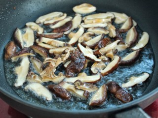 杂蔬香菇烧腐竹,锅中放油烧热后，倒入香菇炒出香味