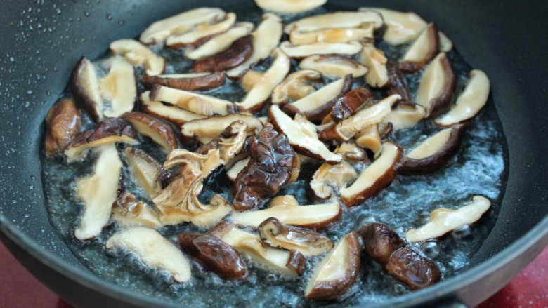 杂蔬香菇烧腐竹,锅中放油烧热后，倒入香菇炒出香味