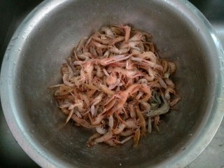 原味鼓虾,把鼓虾放入盆中。
