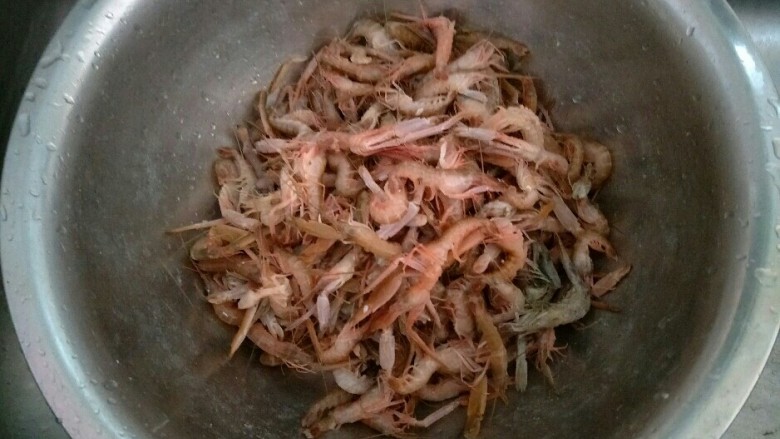 原味鼓虾,把鼓虾放入盆中。