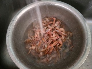 原味鼓虾,接上水洗净。