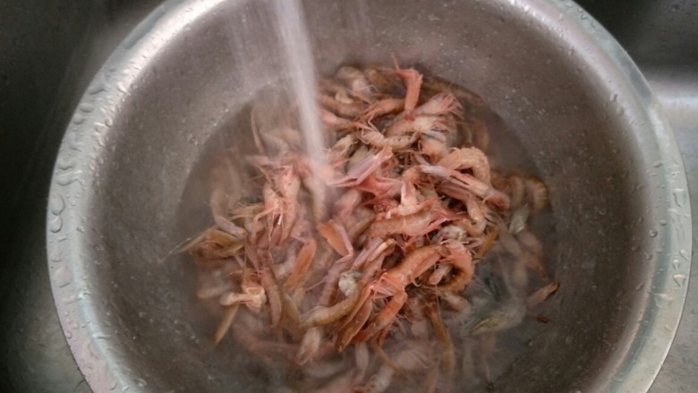 原味鼓虾,接上水洗净。