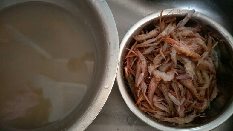 原味鼓虾,捞出来，把水倒掉接着这样反复清洗。