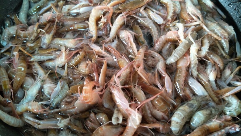 原味鼓虾,把洗干净的虾放入锅中，加少许的水。