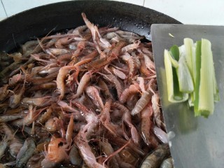 原味鼓虾,放入葱段和姜片。