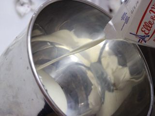 牛奶戚风卷&迷你戚风~ UKOEO风炉制作,蛋糕晾凉的过程打发奶酪奶油夹馅，所有材料倒入搅拌桶。