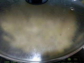 炒笋干,竹笋不太好入味，所以加入小半碗清水闷煮5分钟。