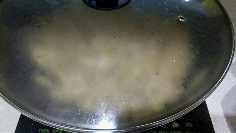 炒笋干,竹笋不太好入味，所以加入小半碗清水闷煮5分钟。