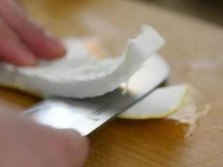 冬日里的“小春天”，蜂蜜柚子茶！,将剥离的柚子皮切成大段，用刀出去多余的白瓤，