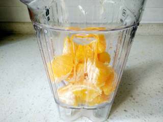 鲜榨橙汁,将果肉去除白色部分，放入料理杯