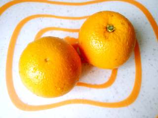 鲜榨橙汁,取2个橙，洗干净