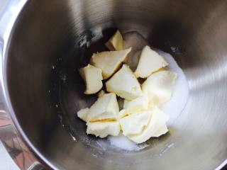 奥利奥重芝士,软化的奶酪加糖搅拌顺滑。