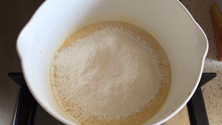 日式泡芙蛋糕卷,过筛加入低筋面粉