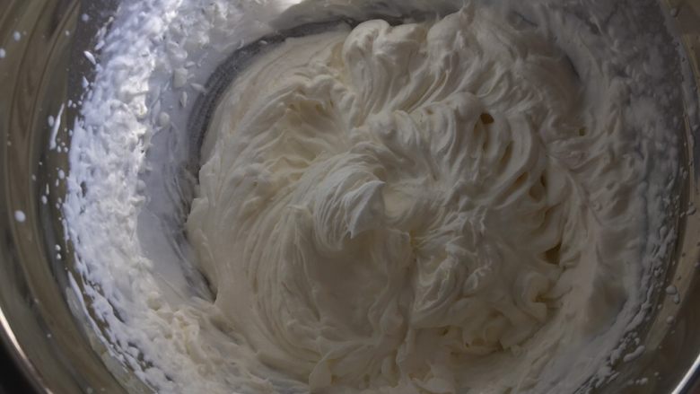 日式泡芙蛋糕卷,【炼乳酱制作】软化的黄油加入炼乳搅拌至顺滑，【奶油馅制作】淡奶油加入细砂糖，打发至可以裱花的状态