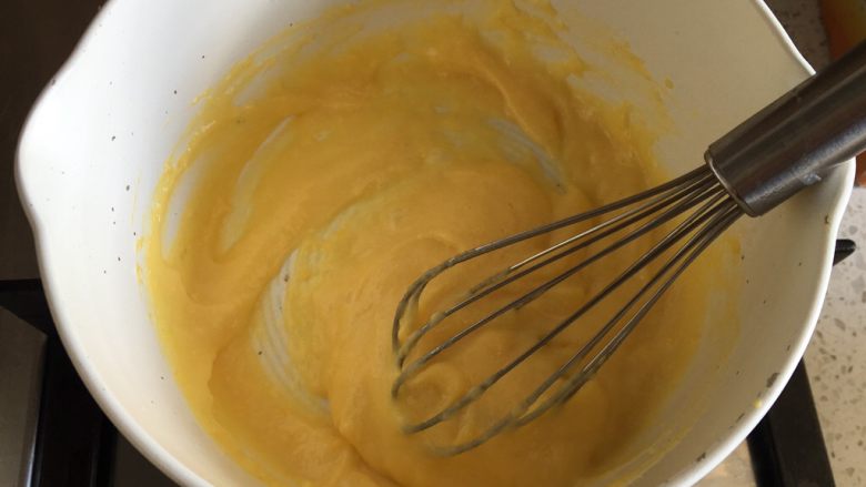 日式泡芙蛋糕卷,蛋奶液倒回奶锅中，小火加热，一边加热一边用打蛋器沿着一个方向搅拌，以免糊锅，直到蛋奶糊能划出明显纹路，并且很顺滑，关火