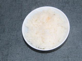 超好吃的咸鸭蛋拌饭,准备一碗米饭