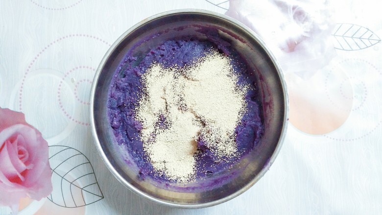 三色花卷,紫薯面团也是如上准备好250g的白色面粉，2g酵母，和170g紫薯泥，70g牛奶，把紫薯泥冷却到35度左右，加入酵母一起搅拌均匀，然后再加70g牛奶一起搅拌成泥！