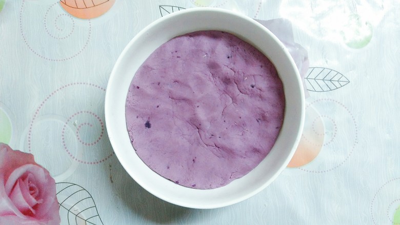 三色花卷,将搅拌好的紫薯泥加入白色面团里，搅拌成絮状，揉成光滑的面团！