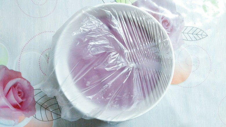 三色花卷,也盖上保鲜膜或保鲜袋，静置一个小时左右，等待其发酵！