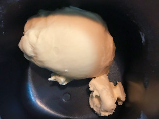 萌萌哒小狗面包,加入黄油继续揉面，揉至手套膜阶段。