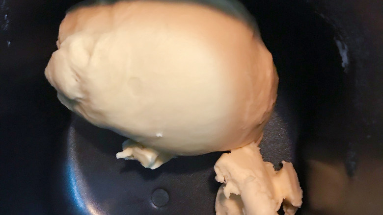 萌萌哒小狗面包,加入黄油继续揉面，揉至手套膜阶段。