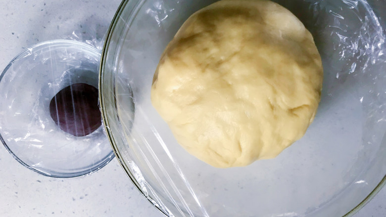 萌萌哒小狗面包,揉好的面团盖保鲜膜放温暖处发酵。