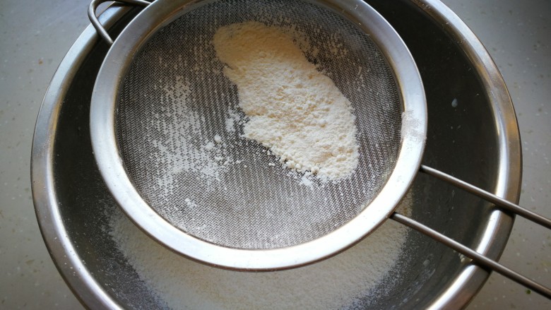 香蕉松饼,筛入低筋面粉拌匀。不要以划圈的方式搅拌，以免出筋。