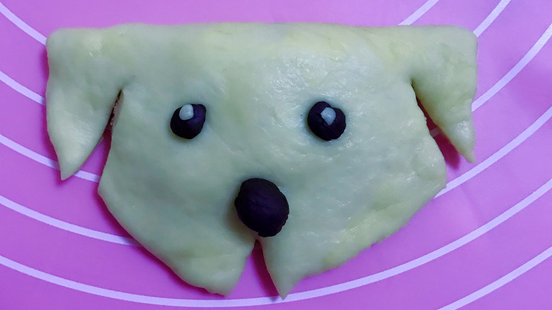 萌萌哒小狗面包,可可粉面团揉搓做小狗鼻子、眼睛和嘴巴（自由发挥）。