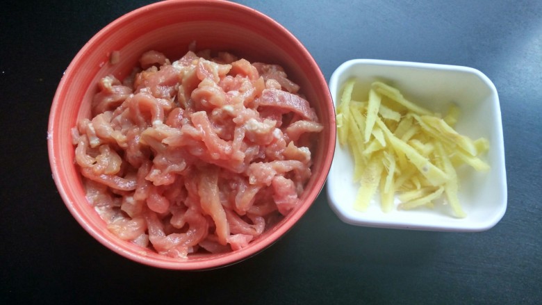 #厨房挑战#荤菜  杏鲍菇青椒炒肉丝,腌制好的瘦肉，生姜切丝。