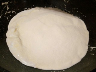 原味花生牛轧糖,将175克奶粉倒入不粘锅，小火搅拌至与棉花糖充分混合